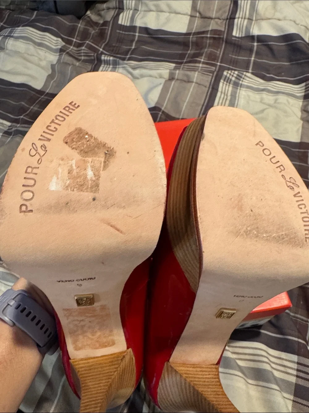 Pour La Victoire bold red
